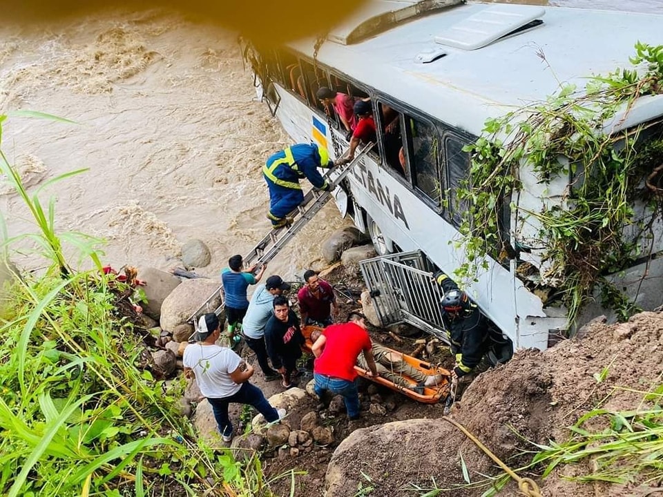 Los cuerpos de socorro realizan labores de rescate de migrantes heridos y recuperación de cadáveres desde las 3:00 de la mañana de este domingo, tras recibir llamadas de emergencia.