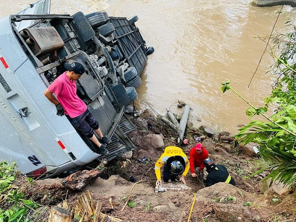 Al menos 27 migrantes resultaron heridos y recibieron asistencia en el lugar del accidente. Otros 15 fueron trasladados al hospital de Copán.