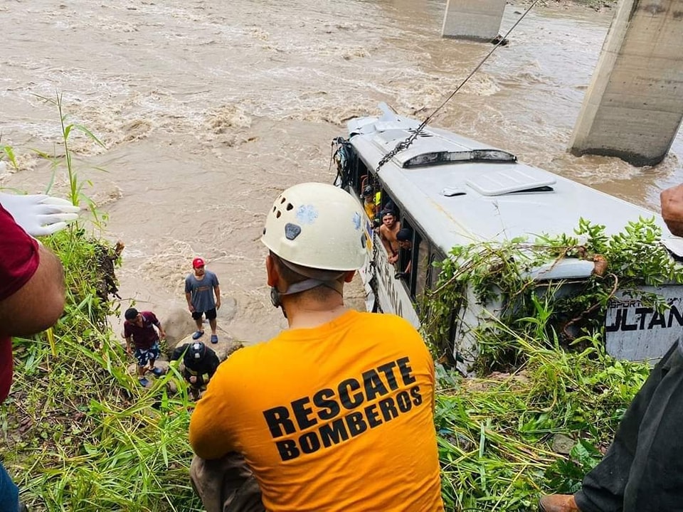 Momentos de tensión y desesperación vivían los migrantes que quedaron dentro del bus, tras caer al río Higuito.