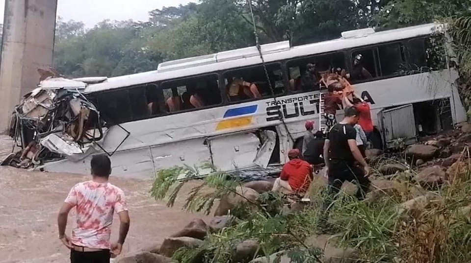 Varios migrantes quedaron atrapados en el bus que cayó desde el puente al río Higuito, perteneciente a Santa  Rosa de Copán, cabecera del departamento de Copán.