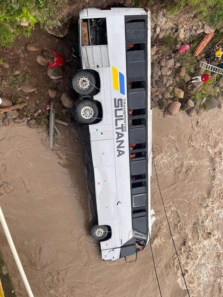 El autobús cayó desde más de 10 metros de altura, según el reporte del Cuerpo de Bomberos.