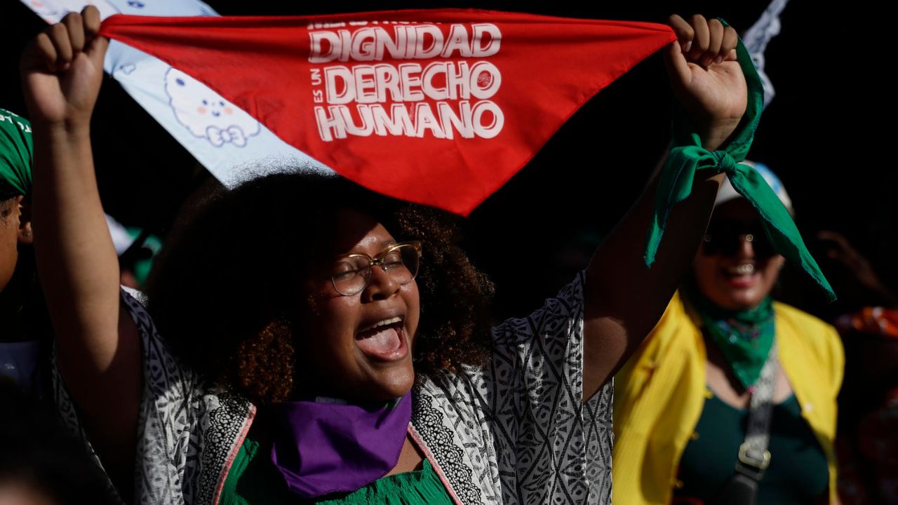 Salvadoreñas se manifiestan en contra de capturas, violencia y reiteran ...