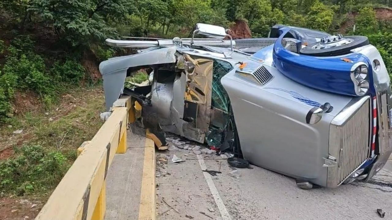 VIDEO: Conductor de rastra se accidenta en carretera a Danlí y derramó ...