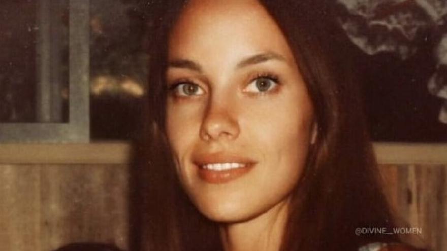 Madre de Angelina Jolie, así lucía la mamá de la actriz joven