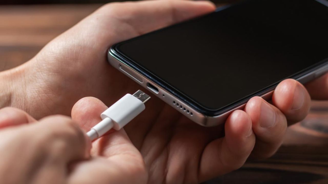 ¿Qué debe conectar primero, el cargador o el celular? Este es el orden ...