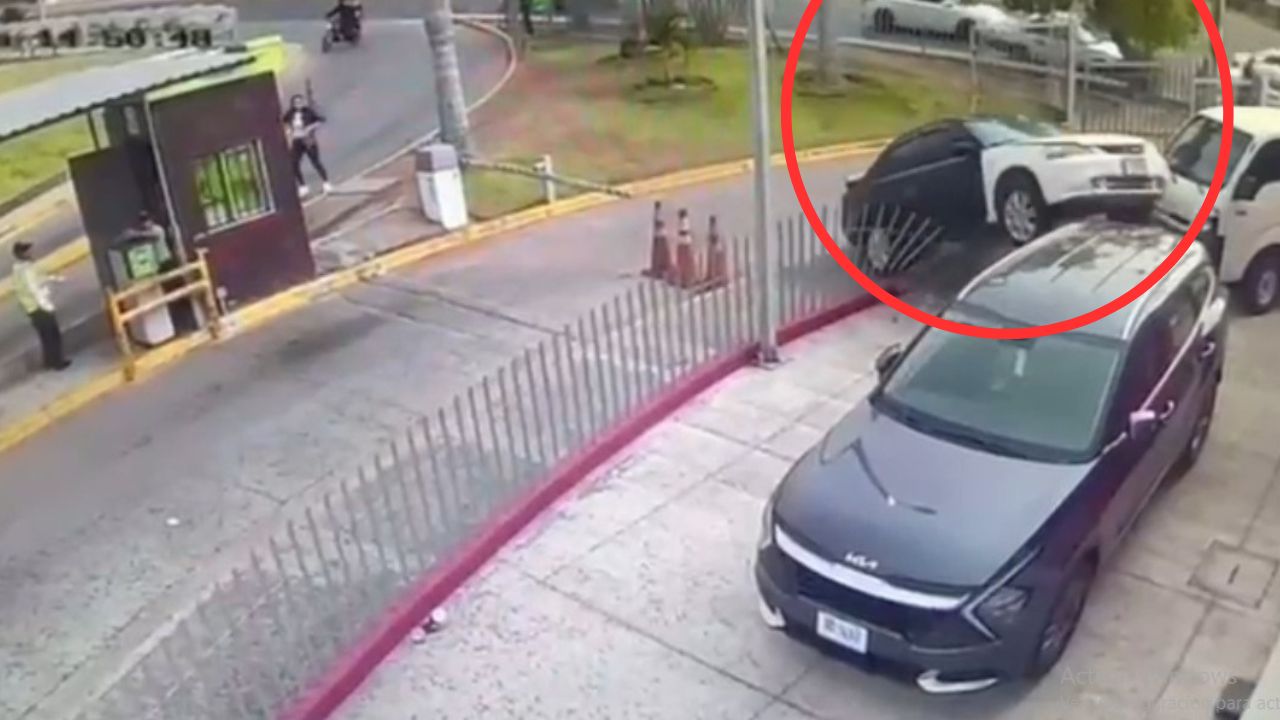 Conductor de vehículo pierde el control en centro comercial y cae ...