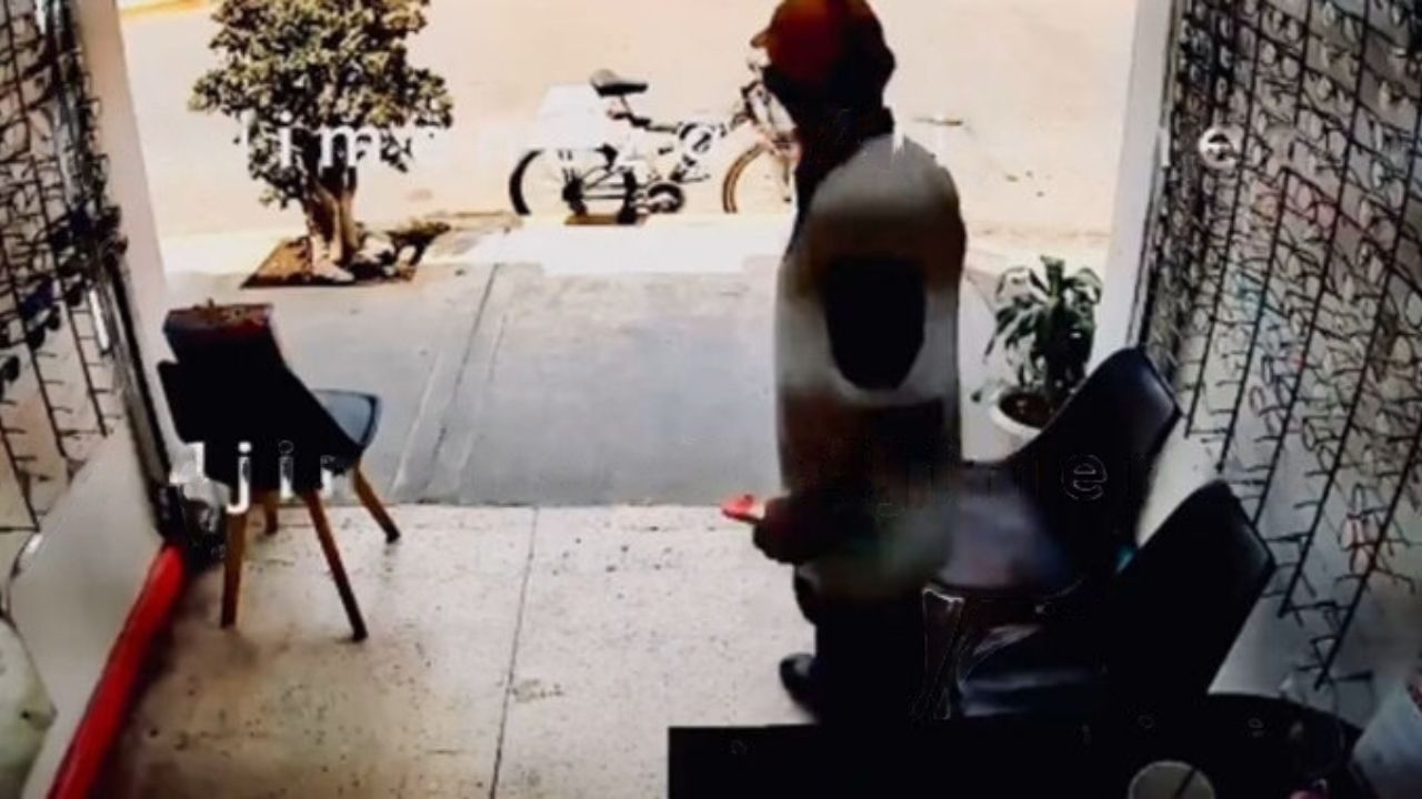 VIDEO: Ladrón le pide agua a un niño y le roba su videojuego
