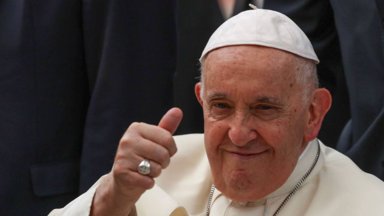 Papa pide a militares &lsquo;poner las armas al servicio de la paz y la