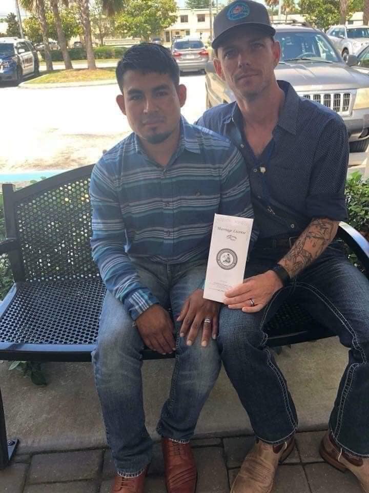 Hombre migró y terminó casado con su jefe