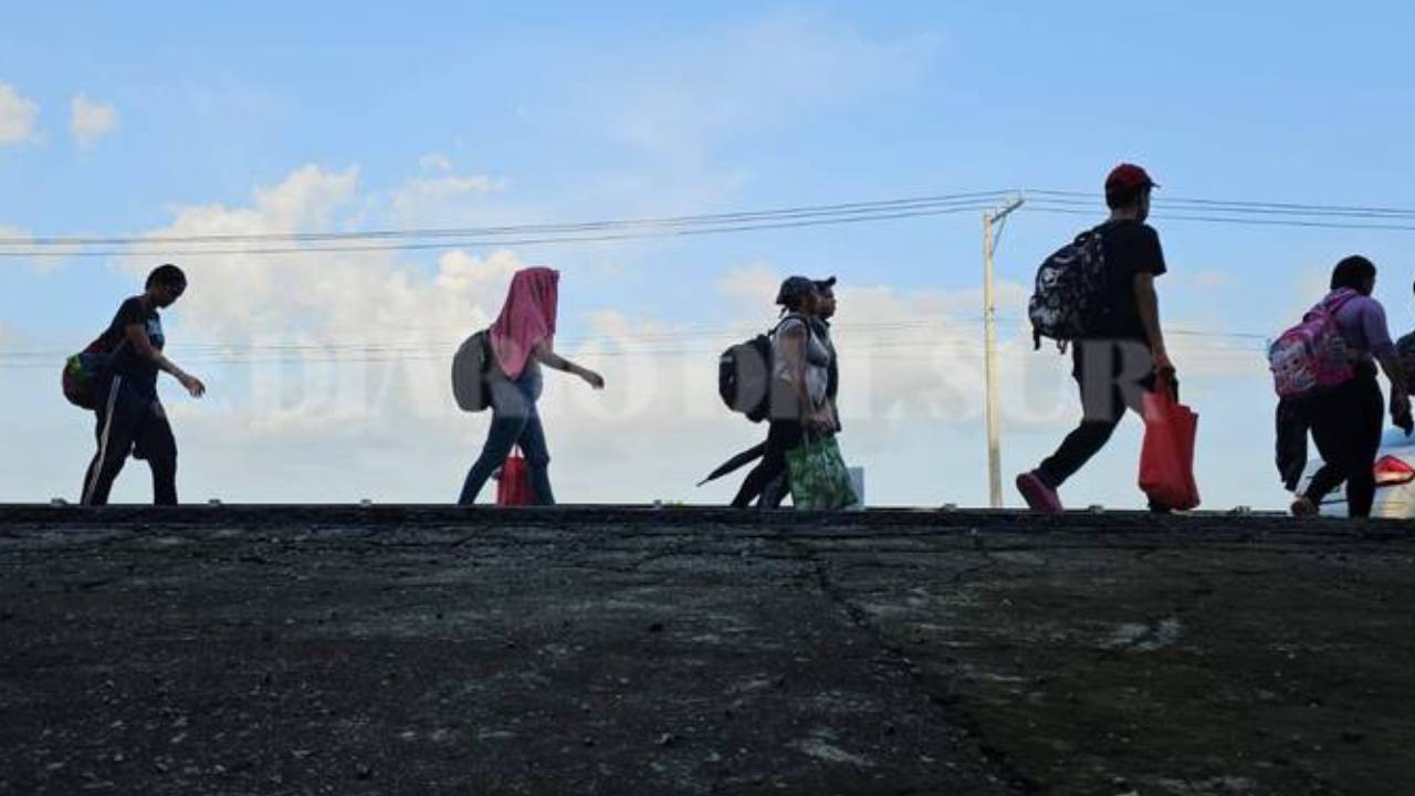 Migrantes hondureños buscan asistencia consular en México tras