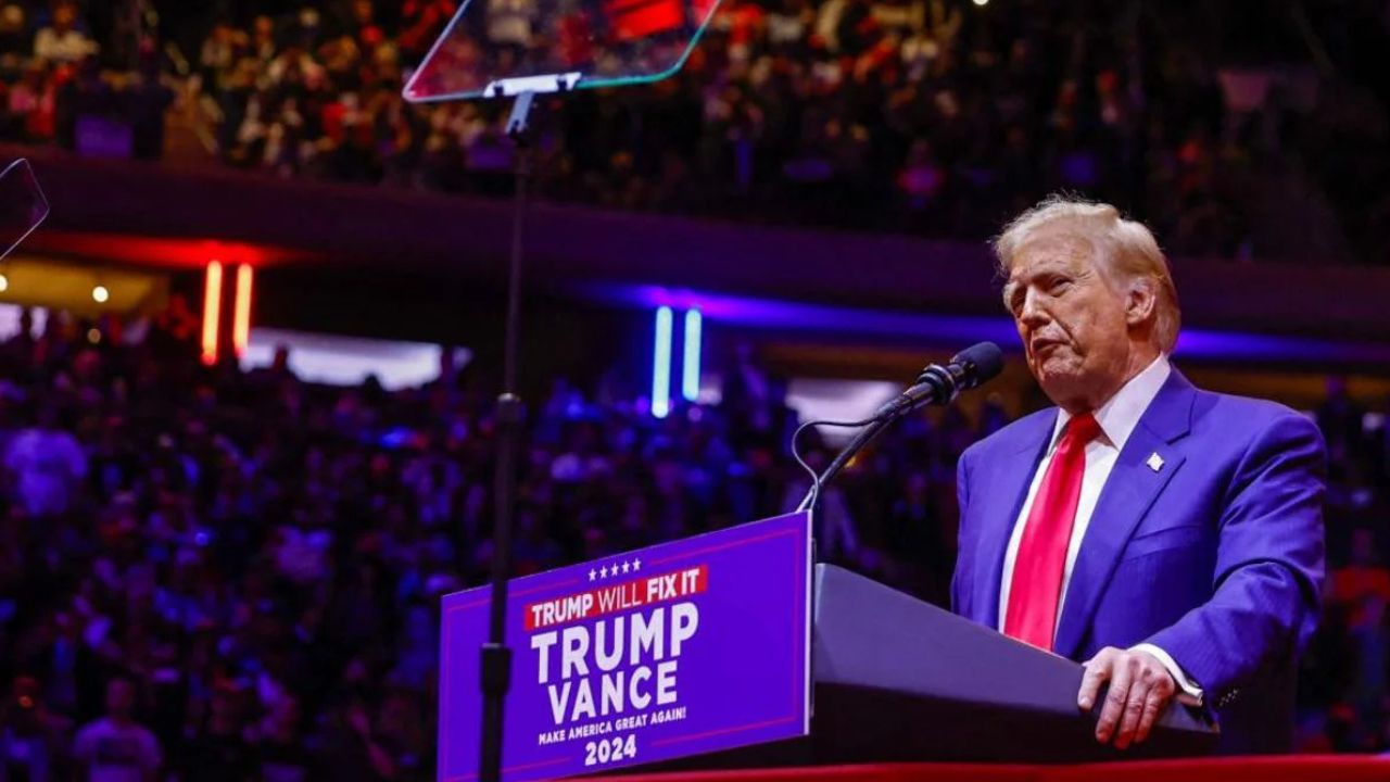 La campaña de Trump se desmarca de los comentarios racistas sobre Puerto  Rico en un mitin