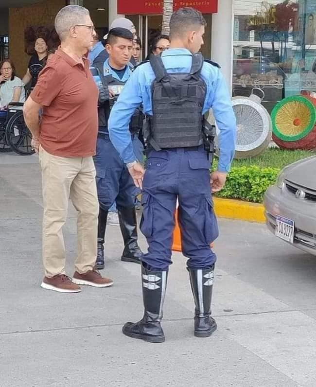 Momento en que detuvieron al Hondureño que intentó abusar de menor