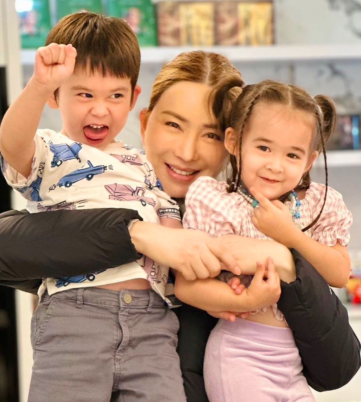 Anne Jakkaphong Jakrajutatip y sus hijos.