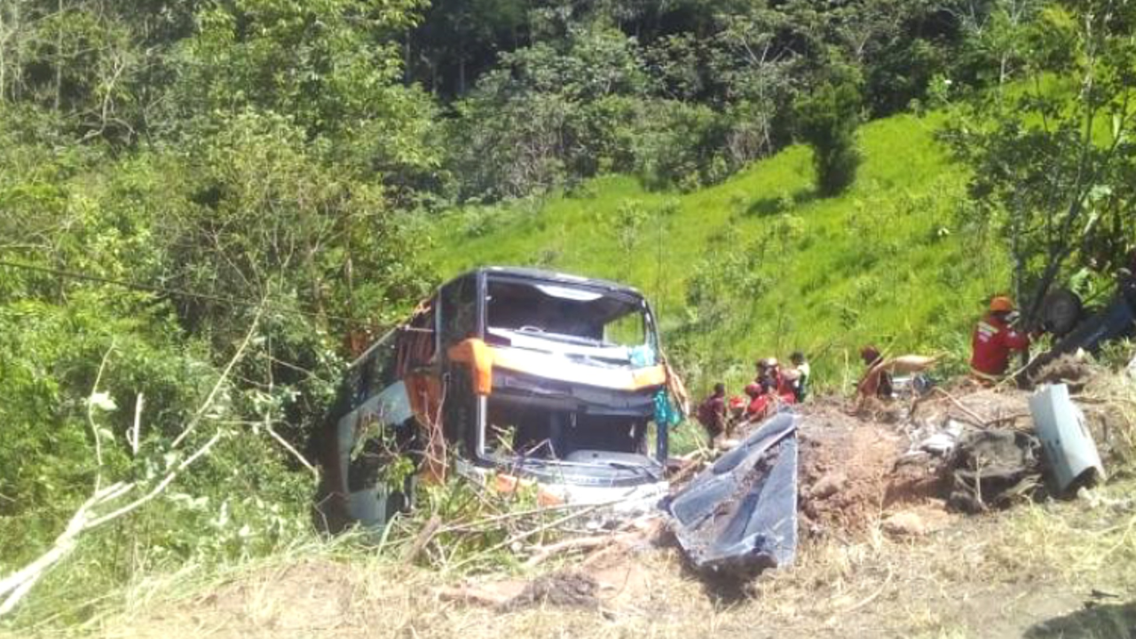 Al menos siete muertos y 30 heridos en accidente de bus de escolares en ...