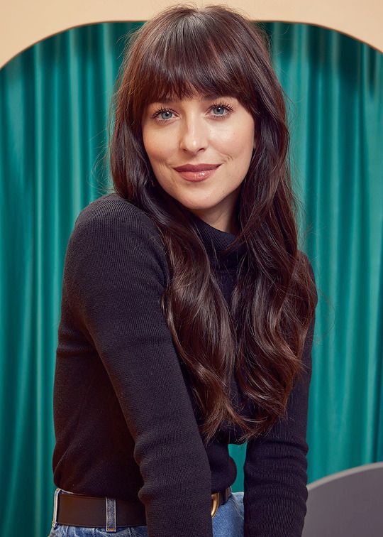 Dakota Johnson vestida con camisa color negra manga larga