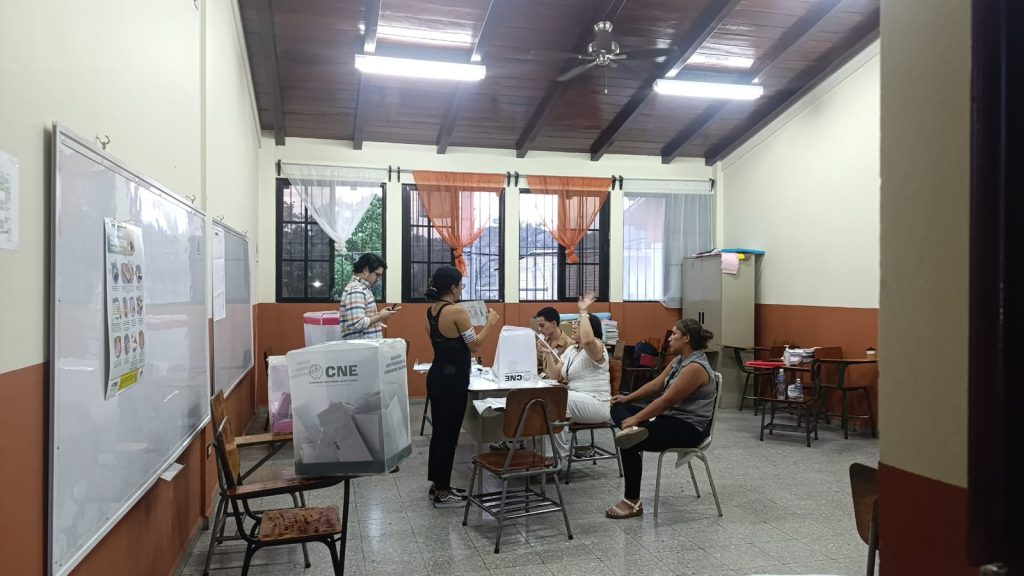 personas contando votos.