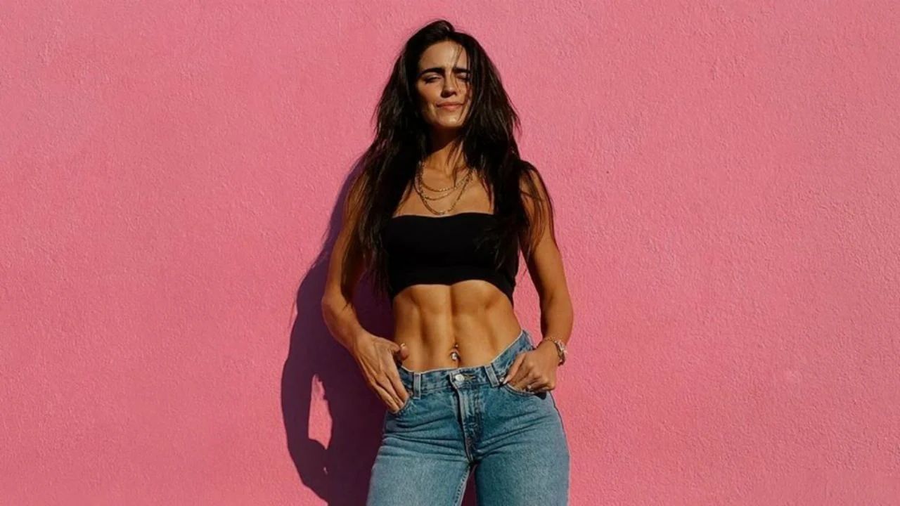 Crítican a Bárbara de Regil por hacer ejercicio en un vuelo