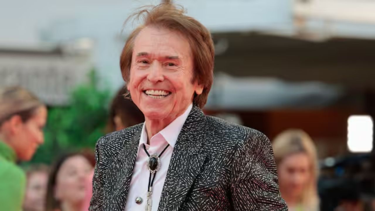 El cantante Raphael interno tras sufrir accidente cerebrovascular|  TELEVICENTRO