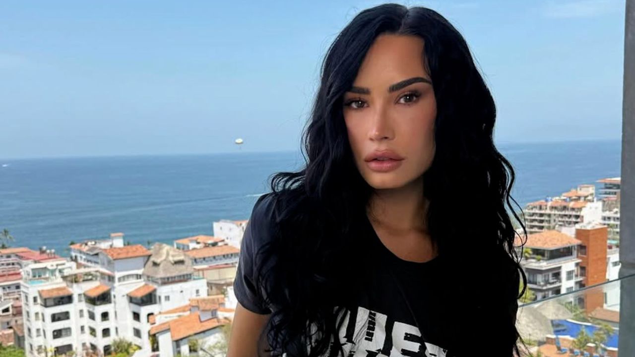 Demi Lovato luce bikini con nuevo look y aviva debate por uso de Ozempic