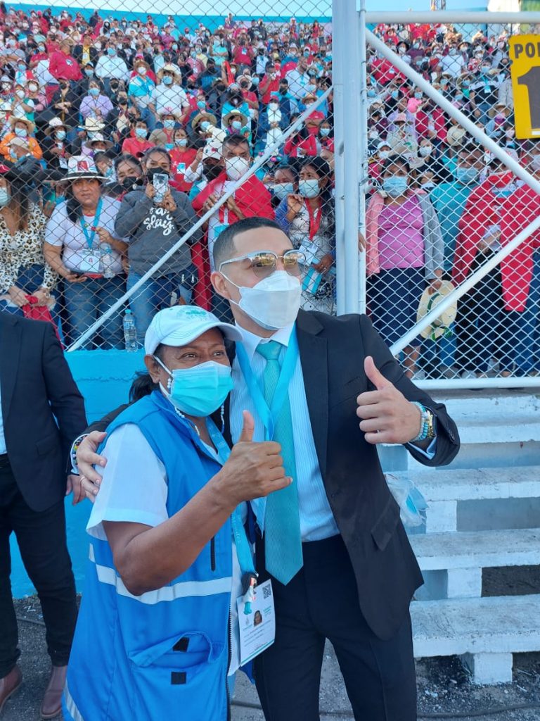 El boxeador hondureño se tomó fotografías y hasta firmó autógrafos a los presentes en el Estadio Nacional de Tegucigalpa. Mira las imágenes aquí