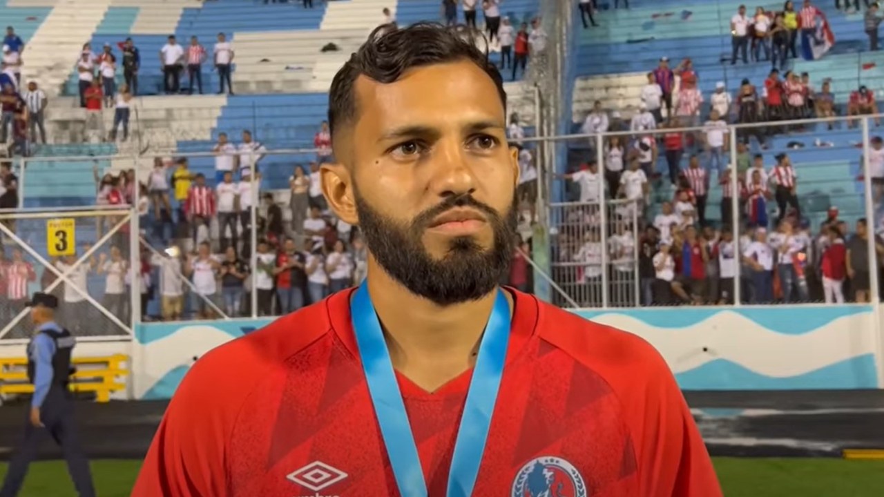 Álvarez no descarta salir al extranjero y desea regresar a la