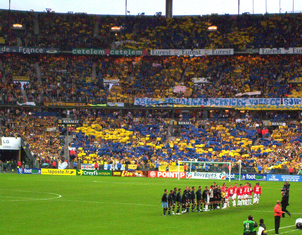 Sochaux (shorts et chaussettes bleues) en finale de la Coupe de France 2003 par Frederic Masson - Wikimédia Commons CC BY-SA 3.0