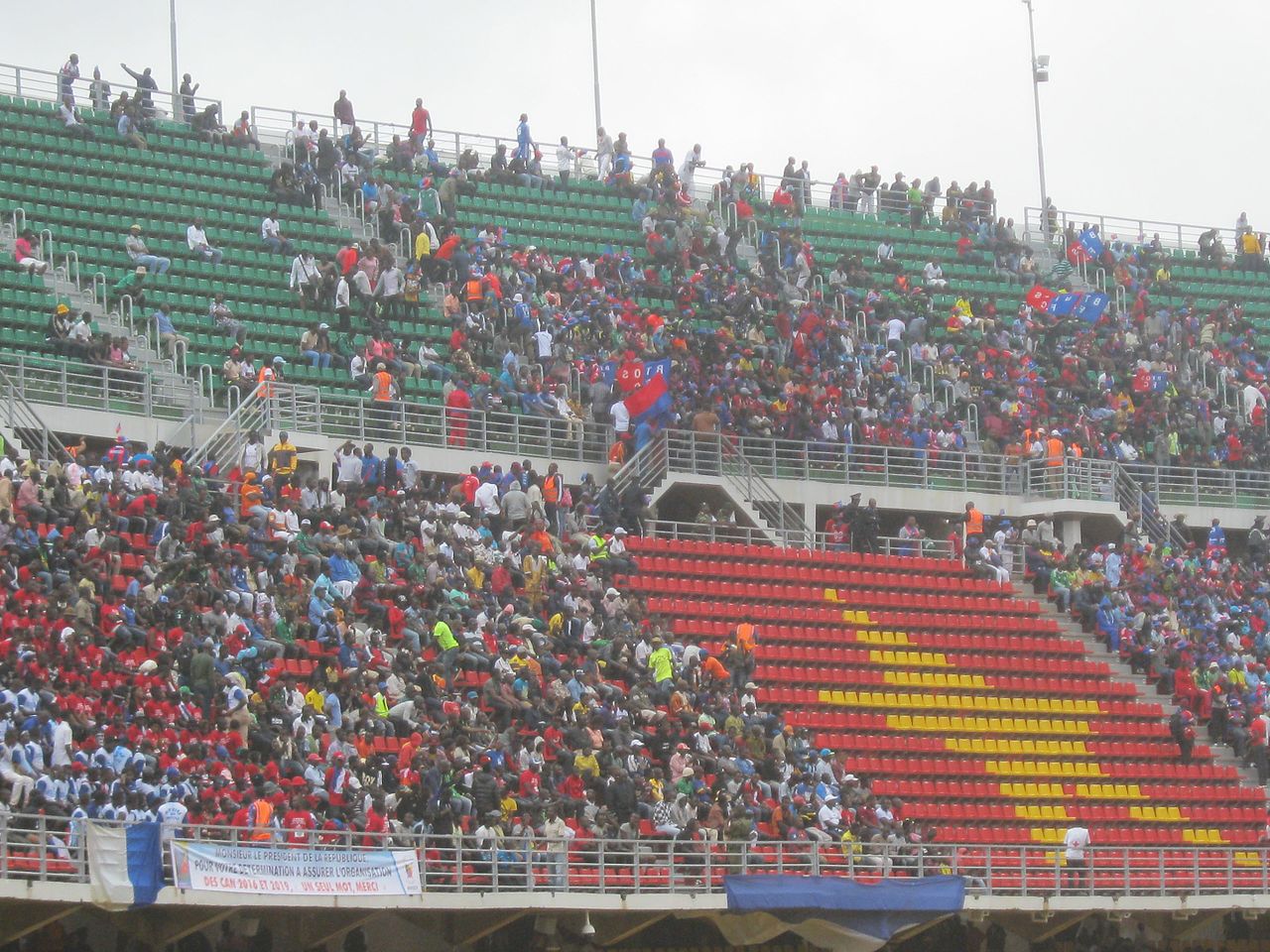 Stade Omnisports Ahmadou Ahidjo de Yaoundé par Kondah - Wikimedia Commons CC BY-SA 4.0