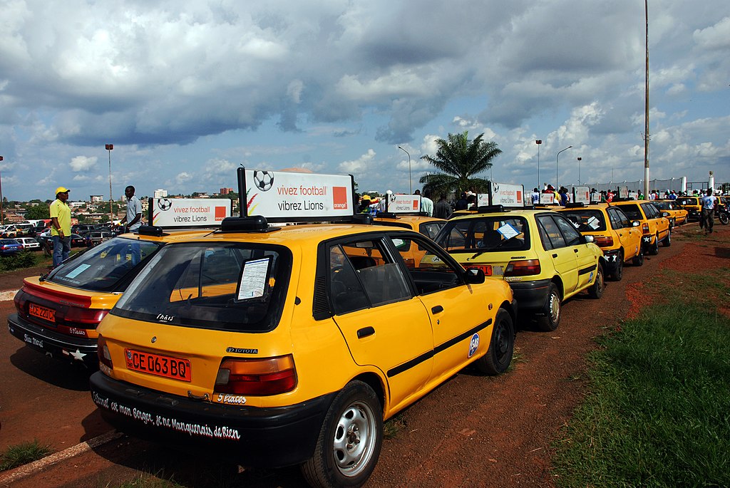 Taxis publicitaires à Yaoundé par&nbsp;Happiraphael - Wikimedia Commons CC BY-SA 4.0
