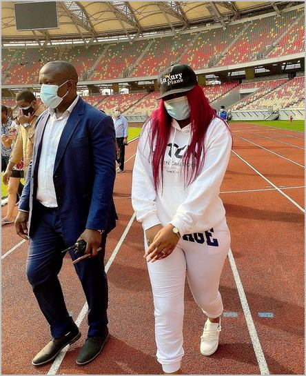 Muriel Blanche était invitée par le Cocan pour visiter le stade de Japoma. Source: jewanda.com /CC