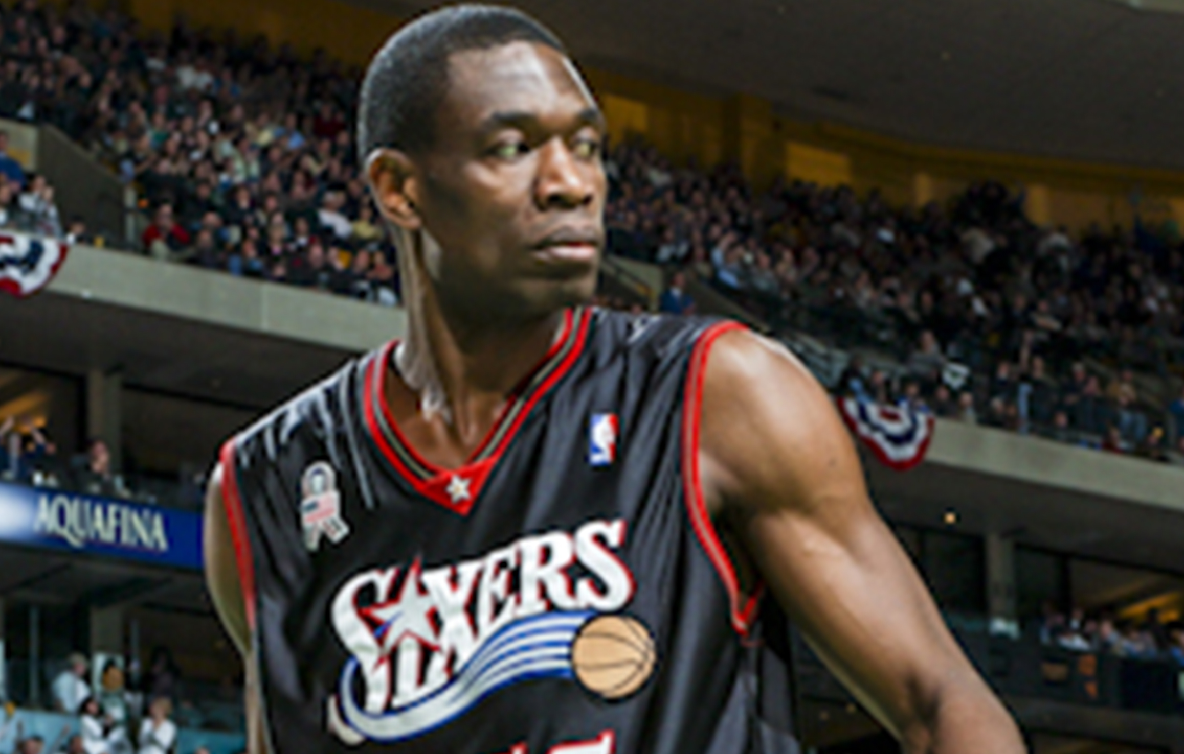 Dikembe Mutombo par&nbsp;Cavic = Steve Lipofsky (Image Rognée) - Wikipédia&nbsp;CC BY-SA 2.0