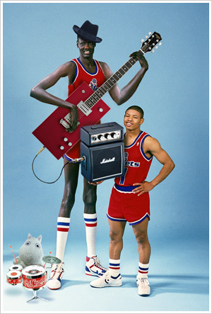 Manute Bol (le plus grand à gauche) et Muggsy Bogues par 10 Corso Como - Flickr CC BY 2.0