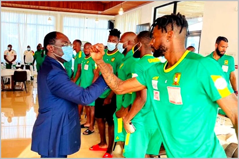 Le ministre des sports, Narcisse Mouelle Kombi, dans la Tanière des Lions durant la CAN 2021. Source: 237actu.com /CC-BY