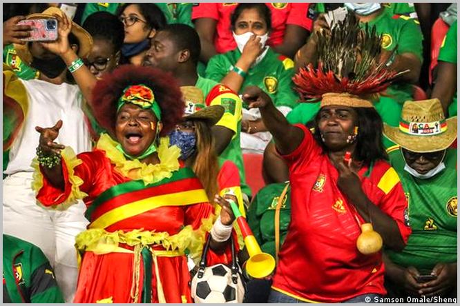 Des supporters camerounais dans les tribunes. Crédit photo: Samson Omale Source: dw.com /Image reprise sous autorisation