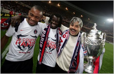 Modeste Mbami (au milieu) a remporté la Coupe de France en 2006 sous les couleurs du PSG, aux côtés de Salomon Kalou (à gauche) et de l