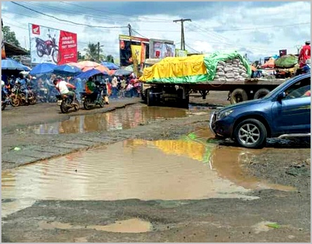 Les crevasses sur les routes sont situées tout au long de votre chemin, à Douala. Source: camer.be /CC-BY