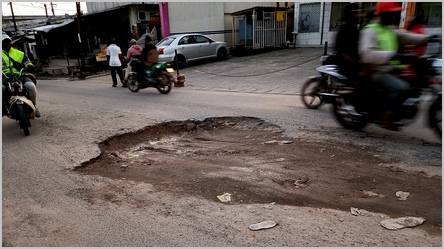 Sur la Montée américain à Bépanda, il y a un enchaînement de gigantesques cratères. Crédit photo: Ecclésiaste Deudjui /CC-BY