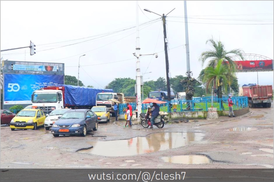 En saison de pluies, les routes de Douala sont souvent parsemées de trous remplis d