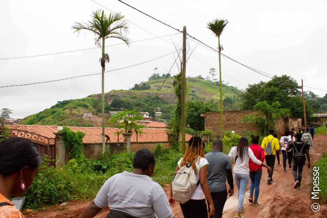 En route pour le mont&nbsp; Kalekum, également connu sous le nom de mont Ebaminala. Crédit : Géraldin MPESSE