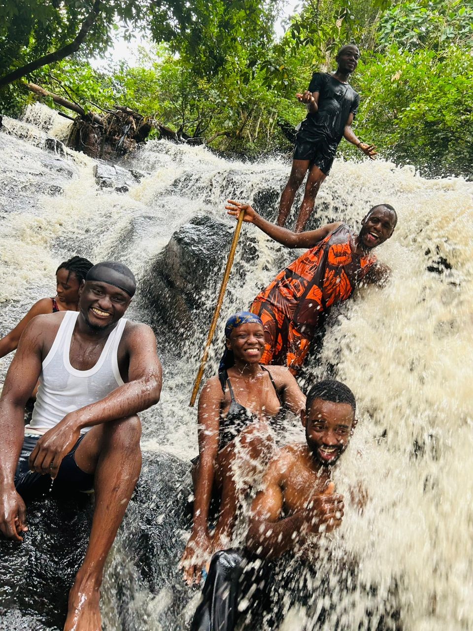 Baignades aux cascades de Nkolodom.