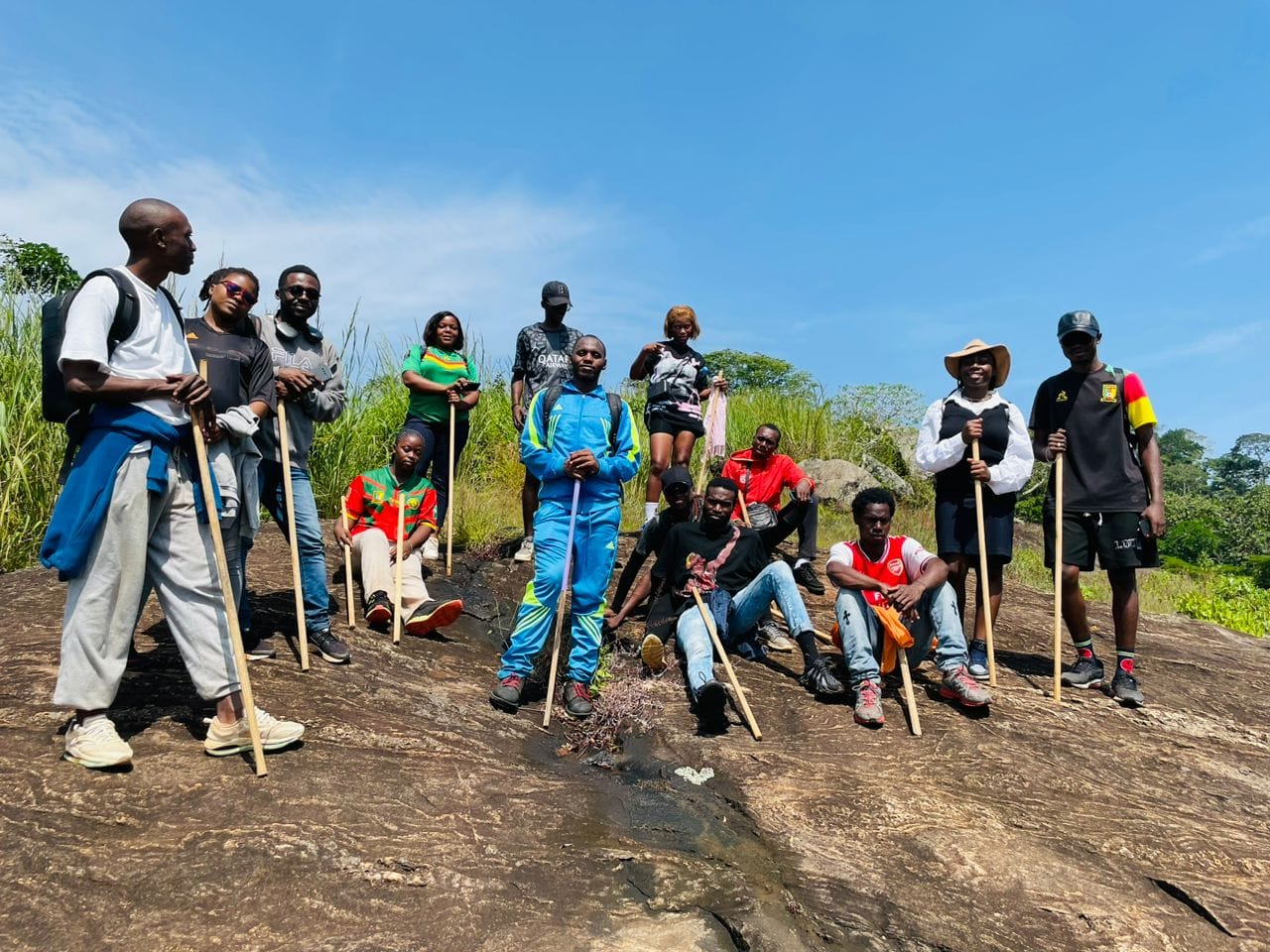 Photo de famille au sommet du Mont Akok-Ndoé. Crédit :&nbsp;Chrysostome Kodjio