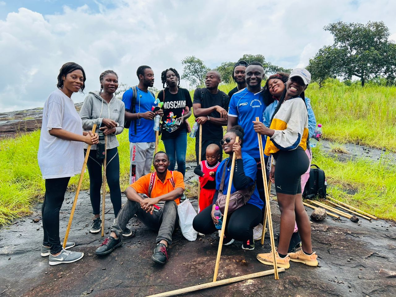 Photo de famille après la baignade aux cascades.