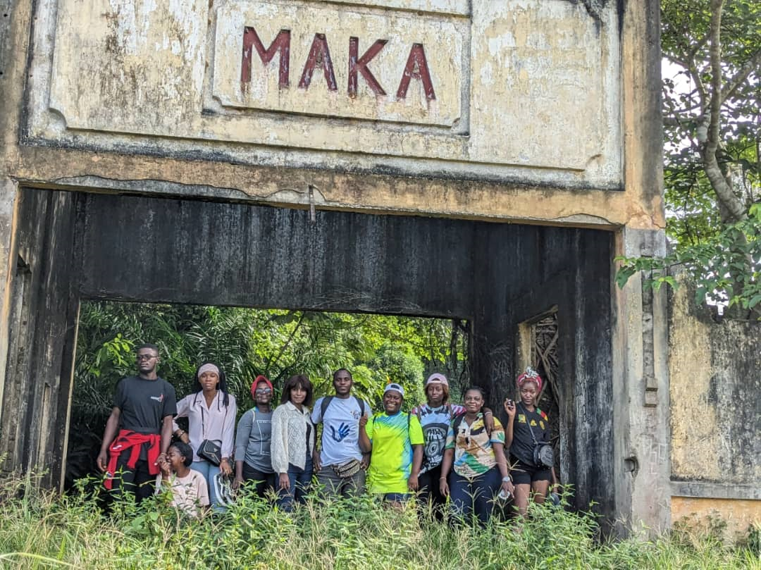 Photo de famille à la gare de Maka
