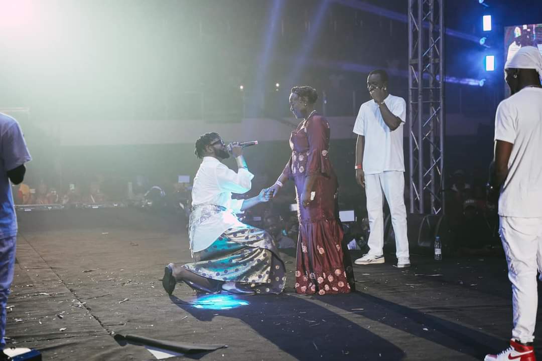 Locko et sa maman. Crédit : Arthpictures