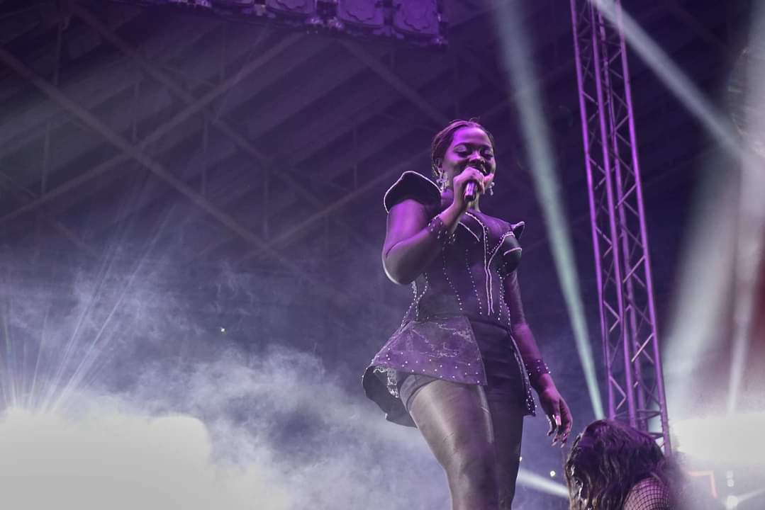 la chanteuse Rinyu sur la scène. Crédit : Arthpictures<br>