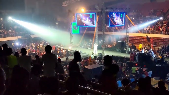 Présence de 8 écrans dans la salle. Crédit : Arthpictures