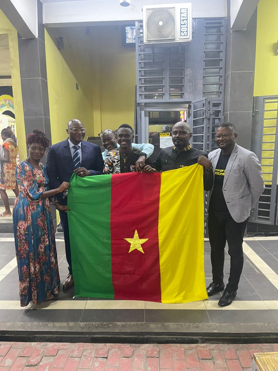 Photo du Top management BSSADI GALLERIES avec Vanister et Olivier Dyl (promoteur Best Talent Cameroon)&nbsp;