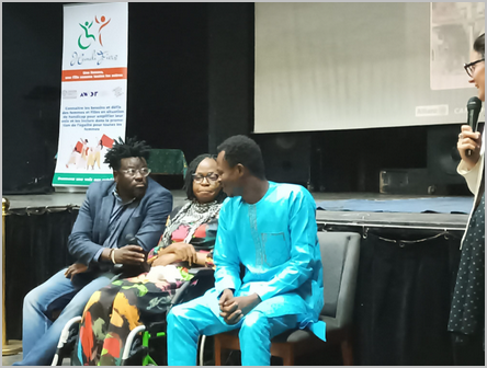 Ulrich Takam (en bleu) était présent lors de la projection du documentaire "Les Oubliées" à l