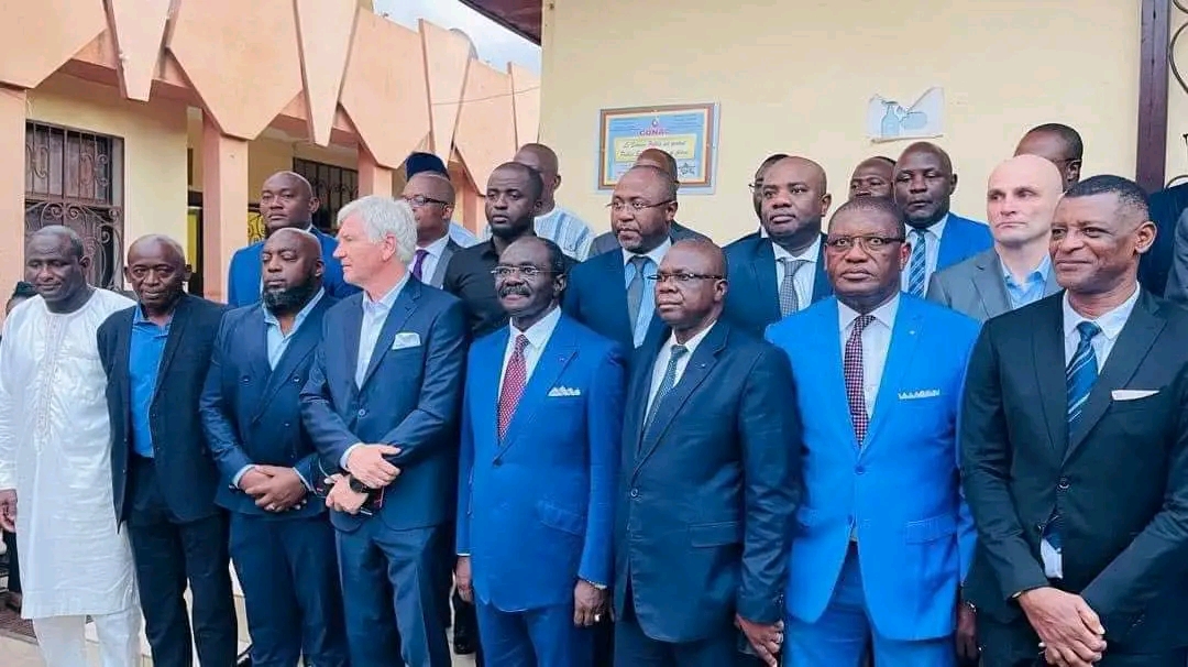 Photo de famille du ministère des sports avec le nouveau staff des lions indomptables.&nbsp;
