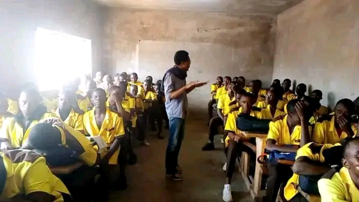 AGJEMES&nbsp; dans un établissement scolaire pour la sensibilisation des jeunes sur les questions liées aux drogues, à la santé et au développement.&nbsp;