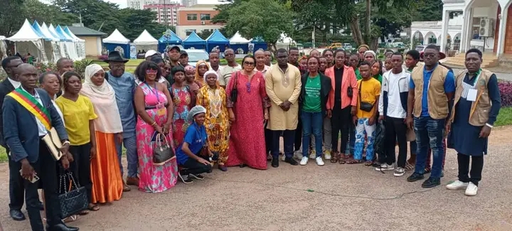 Photo de famille à la sortie d